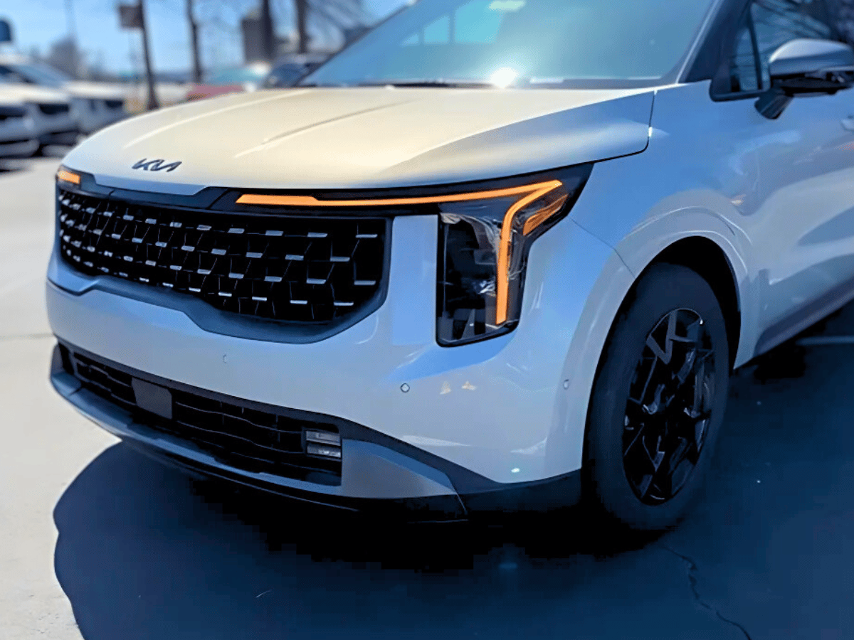 New Silver Kia Carnival in Fayetteville, AR