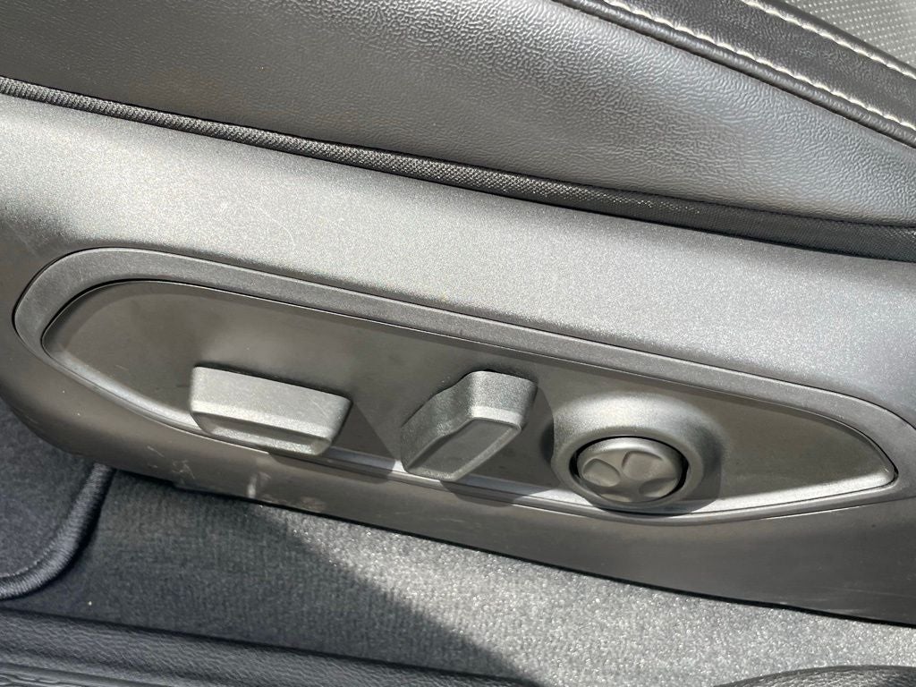 2025 Jeep Grand Cherokee Altitude - RAIN SENSING WIPERS / APPLE CARPLAY