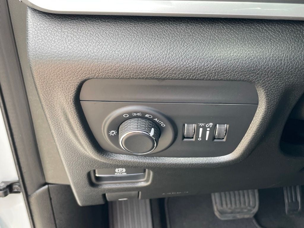 2025 Jeep Grand Cherokee Altitude - RAIN SENSING WIPERS / APPLE CARPLAY
