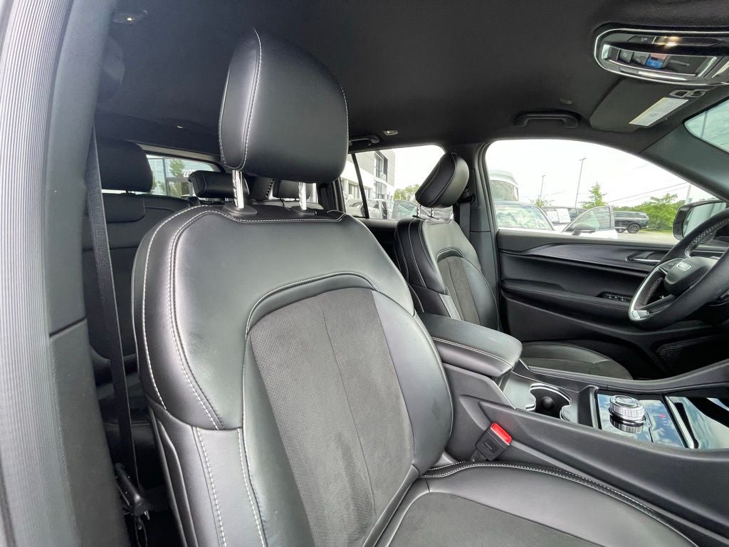 2025 Jeep Grand Cherokee Altitude - RAIN SENSING WIPERS / APPLE CARPLAY