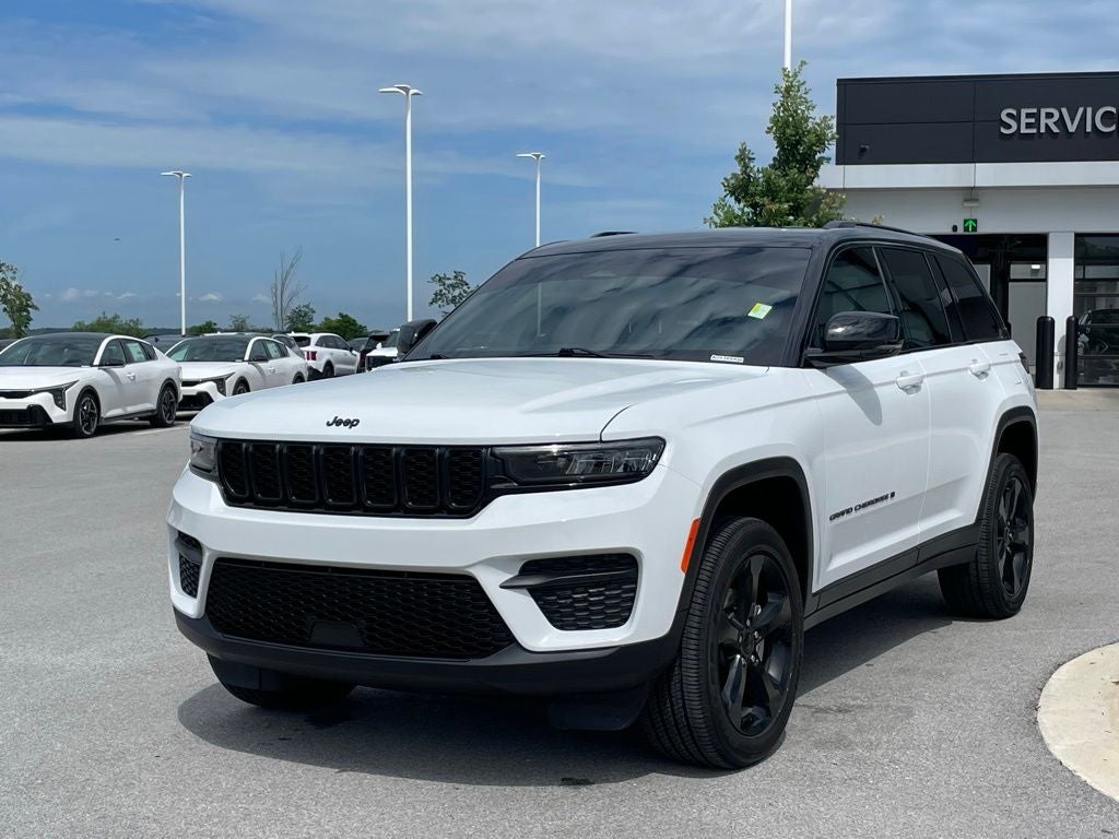 2025 Jeep Grand Cherokee Altitude - RAIN SENSING WIPERS / APPLE CARPLAY