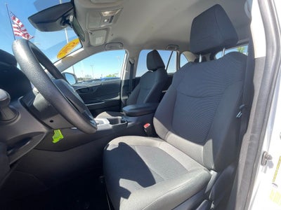 2025 Toyota RAV4 LE - WIRELESS APPLE CARPLAY / 30 MPG