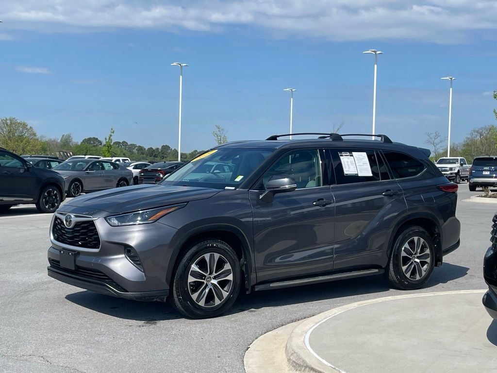 2021 Toyota Highlander XLE - MOONROOF / LEATHER