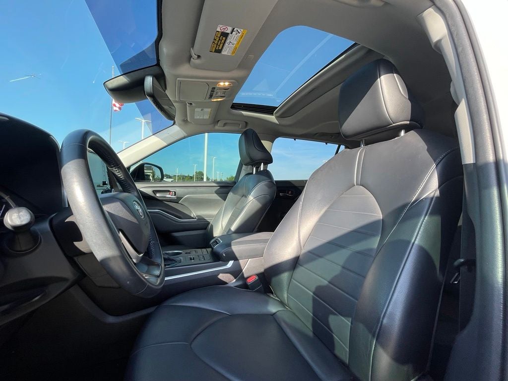 2022 Toyota Highlander XLE - POWER MOONROOF / APPLE CARPLY