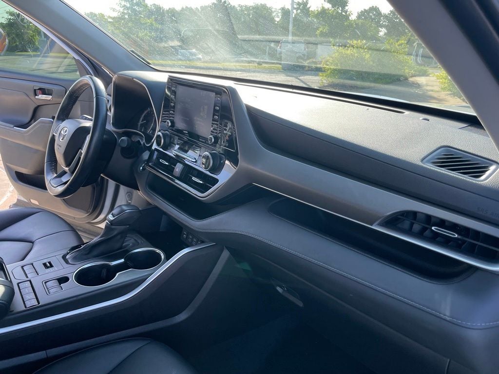 2022 Toyota Highlander XLE - POWER MOONROOF / APPLE CARPLY