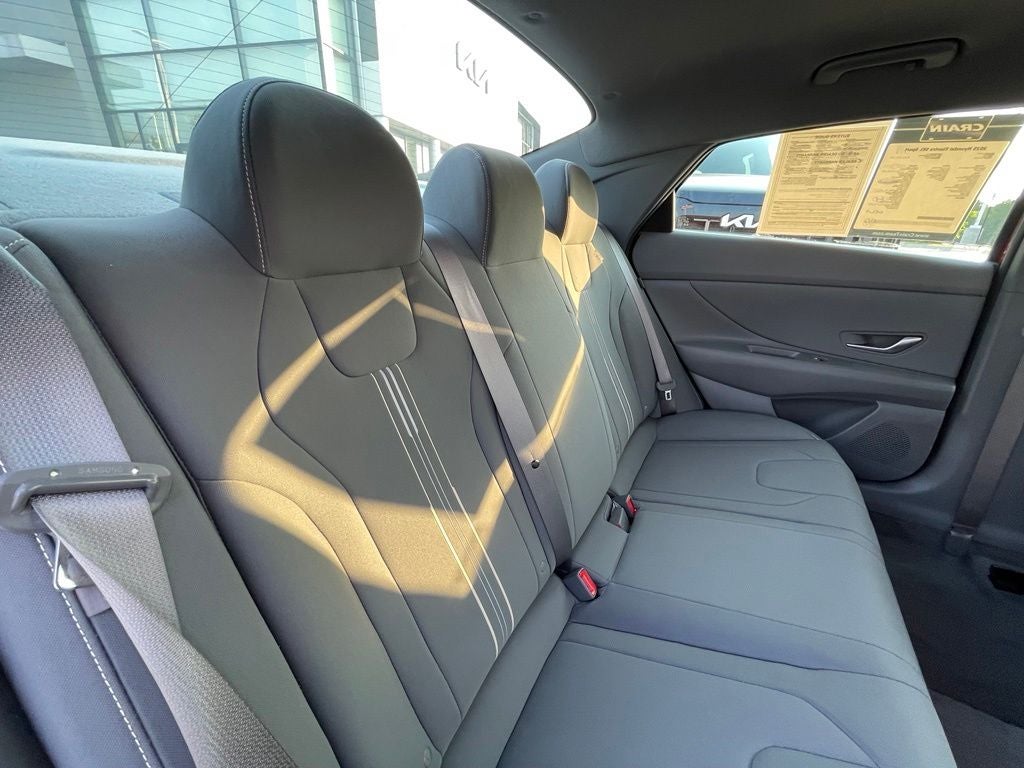 2025 Hyundai Elantra SEL Sport - 39 MPG / APPLE CARPLAY