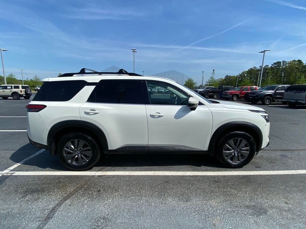 2022 Nissan Pathfinder SV