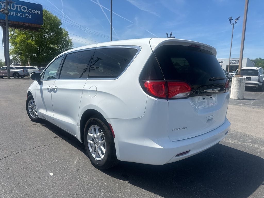2022 Chrysler Voyager LX