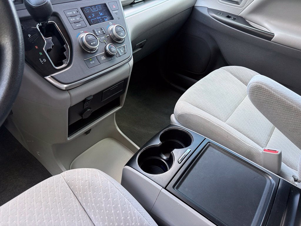 2018 Toyota Sienna LE 8 Passenger - CLEAN CARFAX
