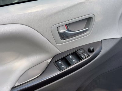2018 Toyota Sienna LE 8 Passenger - CLEAN CARFAX