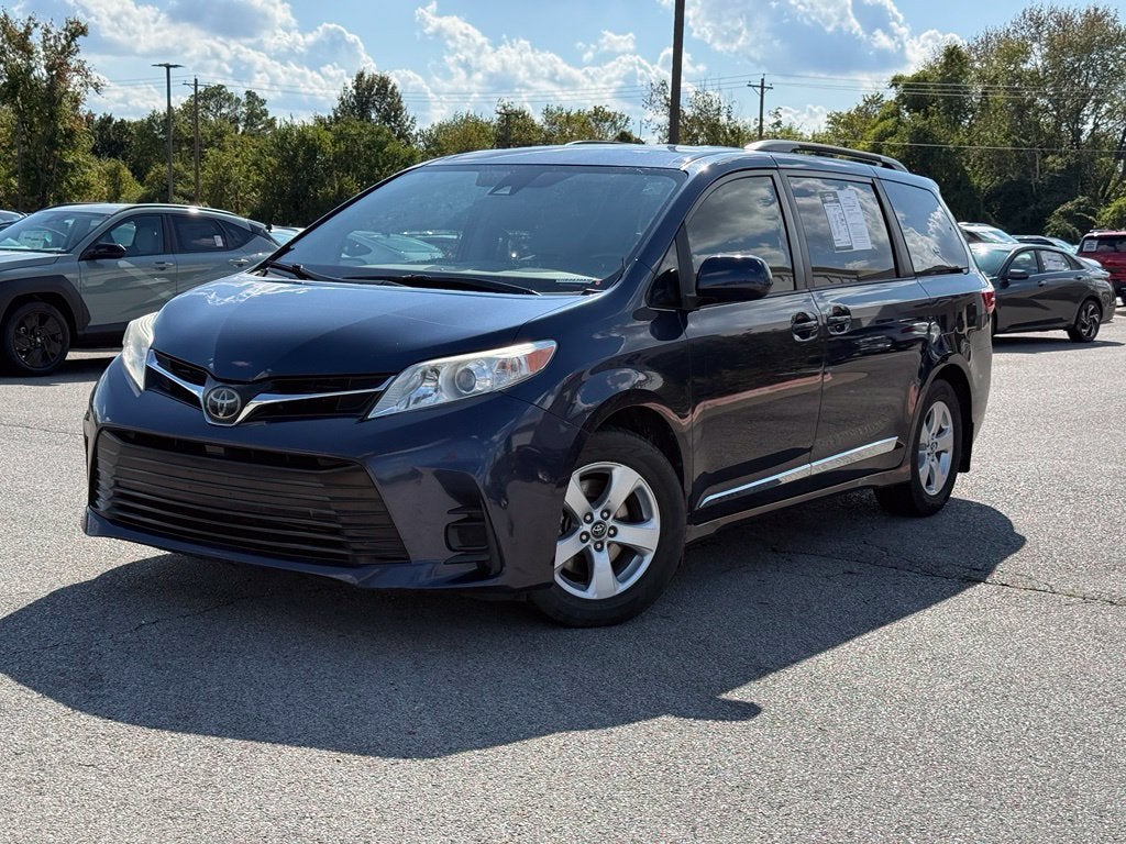 2018 Toyota Sienna LE 8 Passenger - CLEAN CARFAX