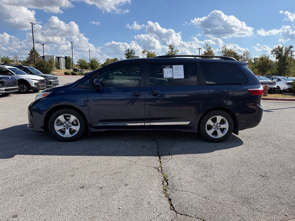 2018 Toyota Sienna LE 8 Passenger - CLEAN CARFAX