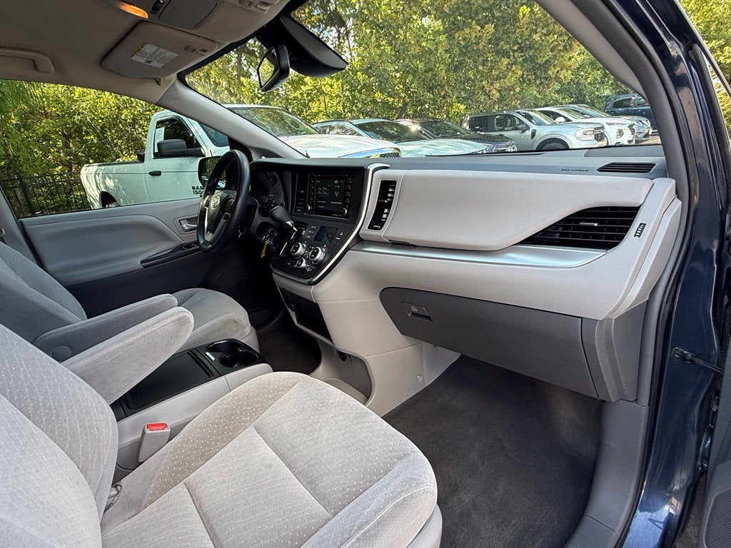 2018 Toyota Sienna LE 8 Passenger - CLEAN CARFAX