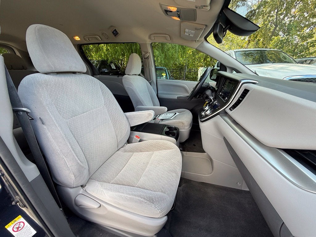 2018 Toyota Sienna LE 8 Passenger - CLEAN CARFAX