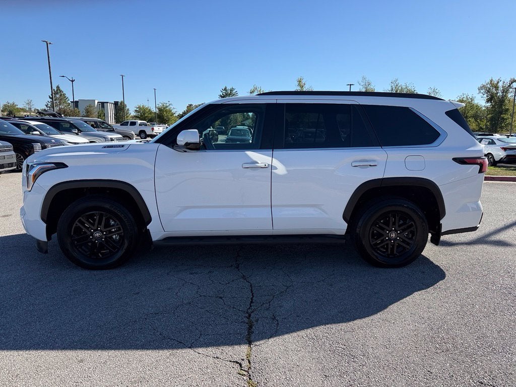 2025 Toyota Sequoia SR5 - 4WD / SUNROOF / CLEAN CARFAX
