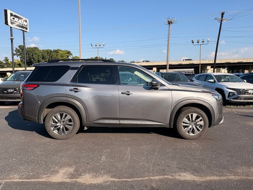 2025 Nissan Pathfinder SV