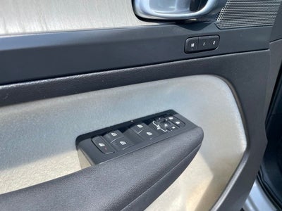 2023 Volvo XC40 B5 Plus Bright Theme