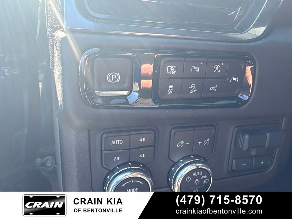 2025 GMC Yukon AT4 Ultimate - 4WD / PANORAMIC SUNROOF / ONE OWNER