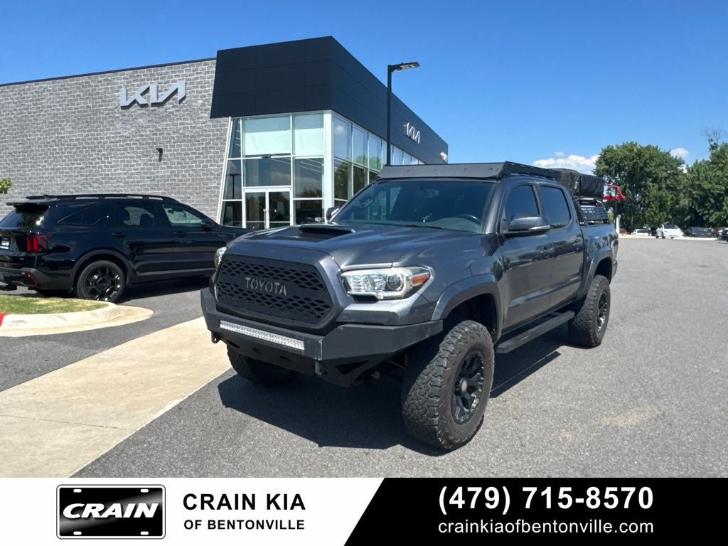 2017 Toyota Tacoma TRD Sport V6 - 4WD / CLEAN CARFAX / LIFTED!