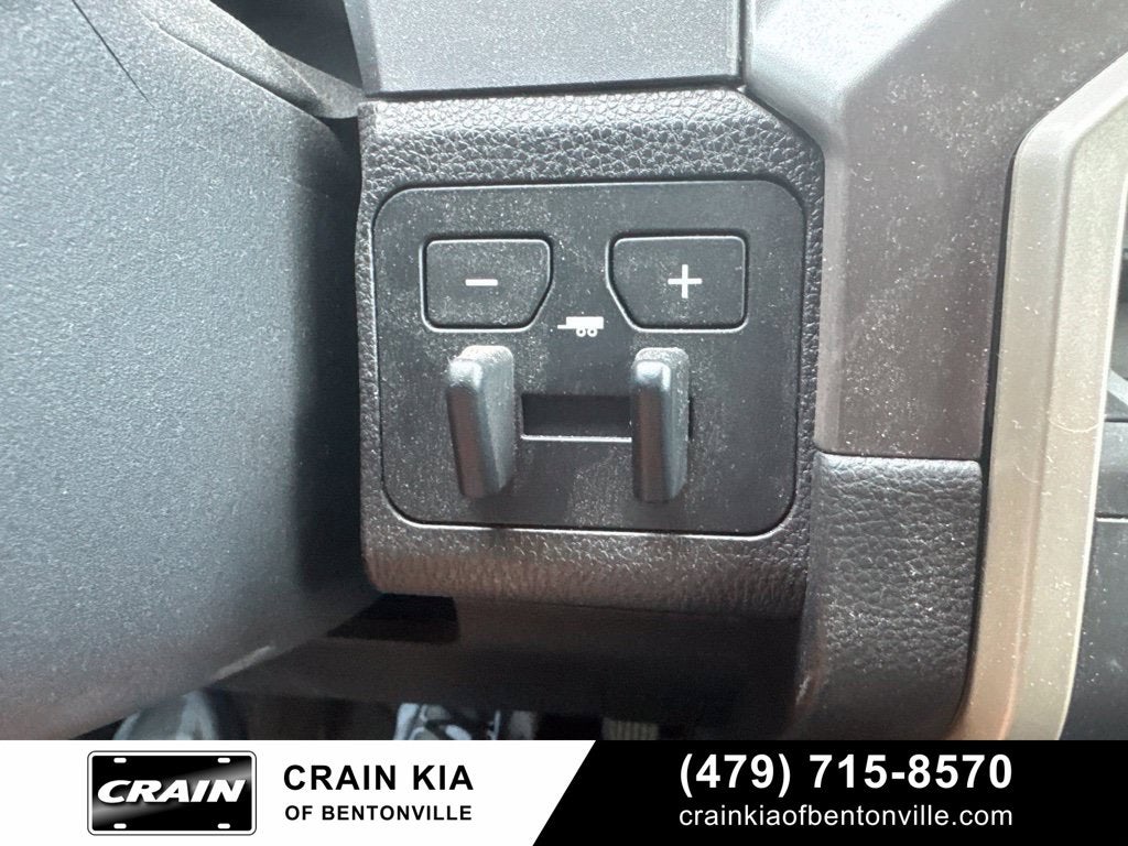 2024 Toyota Tacoma SR5 - 4WD / CLEAN CARFAX