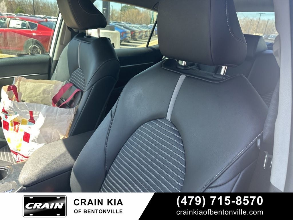 2020 Toyota Camry SE - CLEAN CARFAX / ONE OWNER