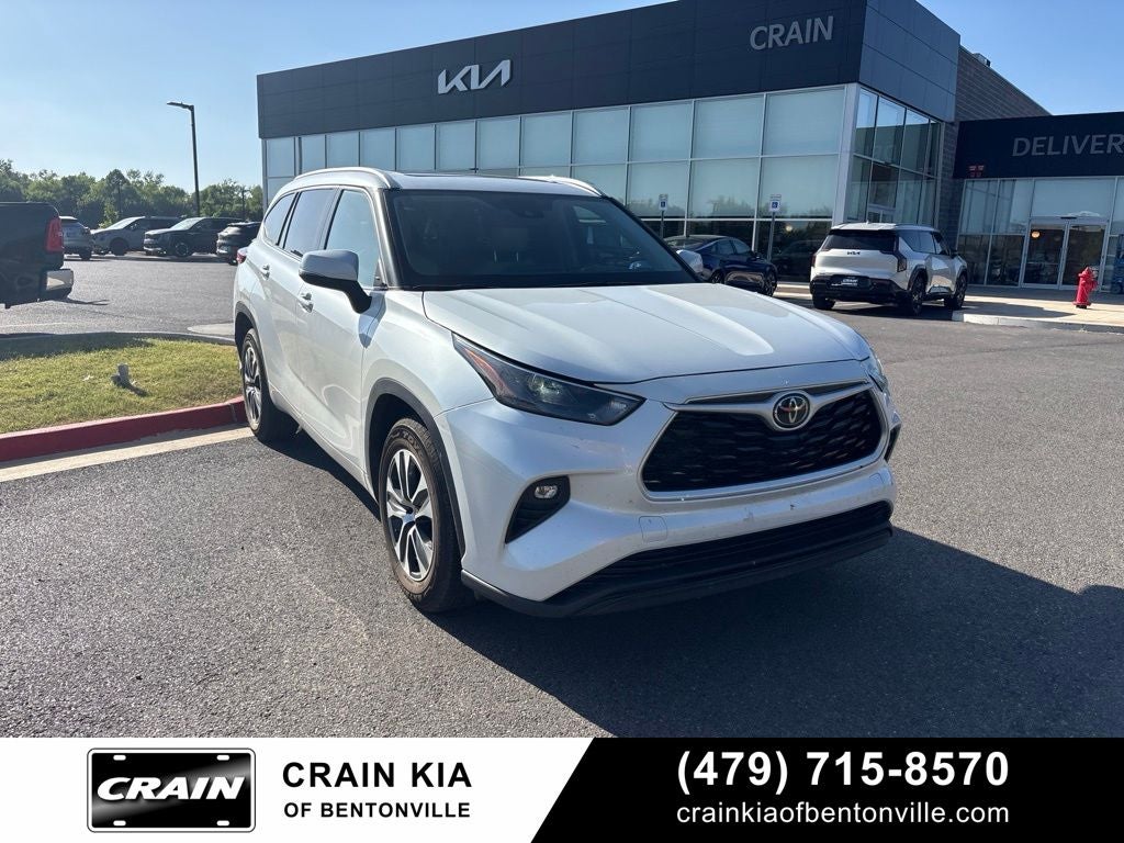 2022 Toyota Highlander XLE - SUNROOF / CLEAN CARFAX / ONE OWNER