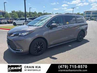 2021 Toyota Sienna XLE 8 Passenger / CLEAN CARFAX