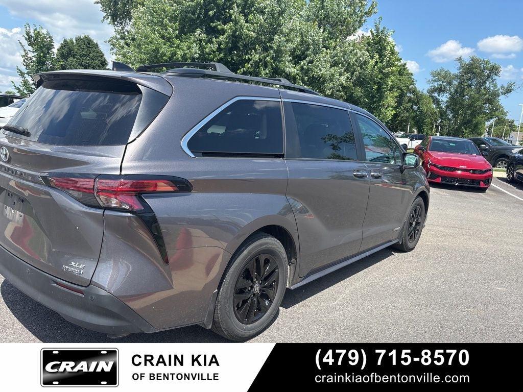 2021 Toyota Sienna XLE 8 Passenger / CLEAN CARFAX
