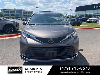 2021 Toyota Sienna XLE 8 Passenger / CLEAN CARFAX