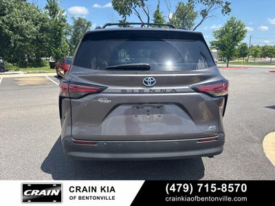 2021 Toyota Sienna XLE 8 Passenger / CLEAN CARFAX