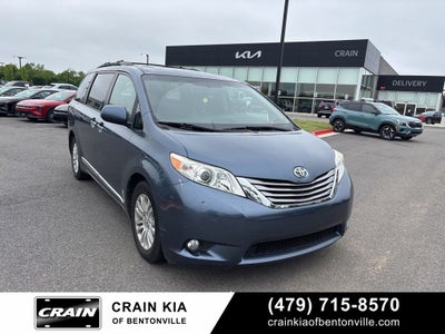 2017 Toyota Sienna XLE - SUNROOF / CLEAN CARFAX / LOW MILES!
