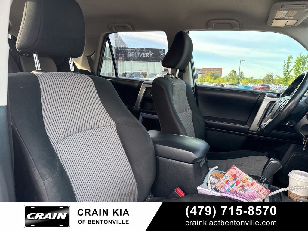 2017 Toyota 4Runner SR5 - 4WD / LIFTED!