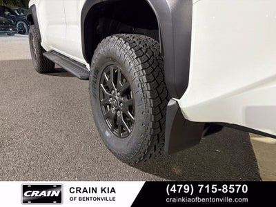 2025 Toyota 4Runner SR5 - 4WD / CLEAN CARFAX / ONE OWNER