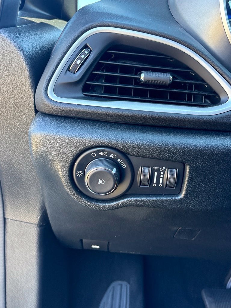 2025 Chrysler Pacifica Select HEATED SEATS / BACK UP CAM