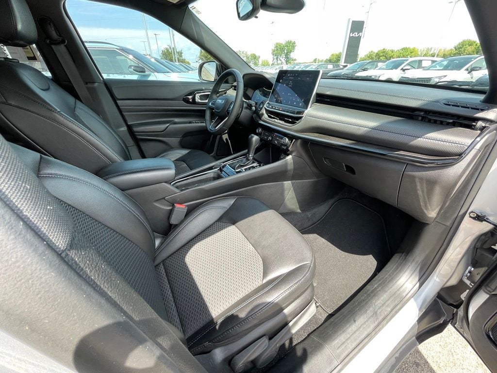 2025 Jeep Compass Latitude 4X4 / HEATED SEATS / ONE OWNER