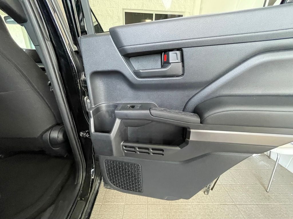 2025 Toyota 4Runner SR5 4X4 / ONE OWNER