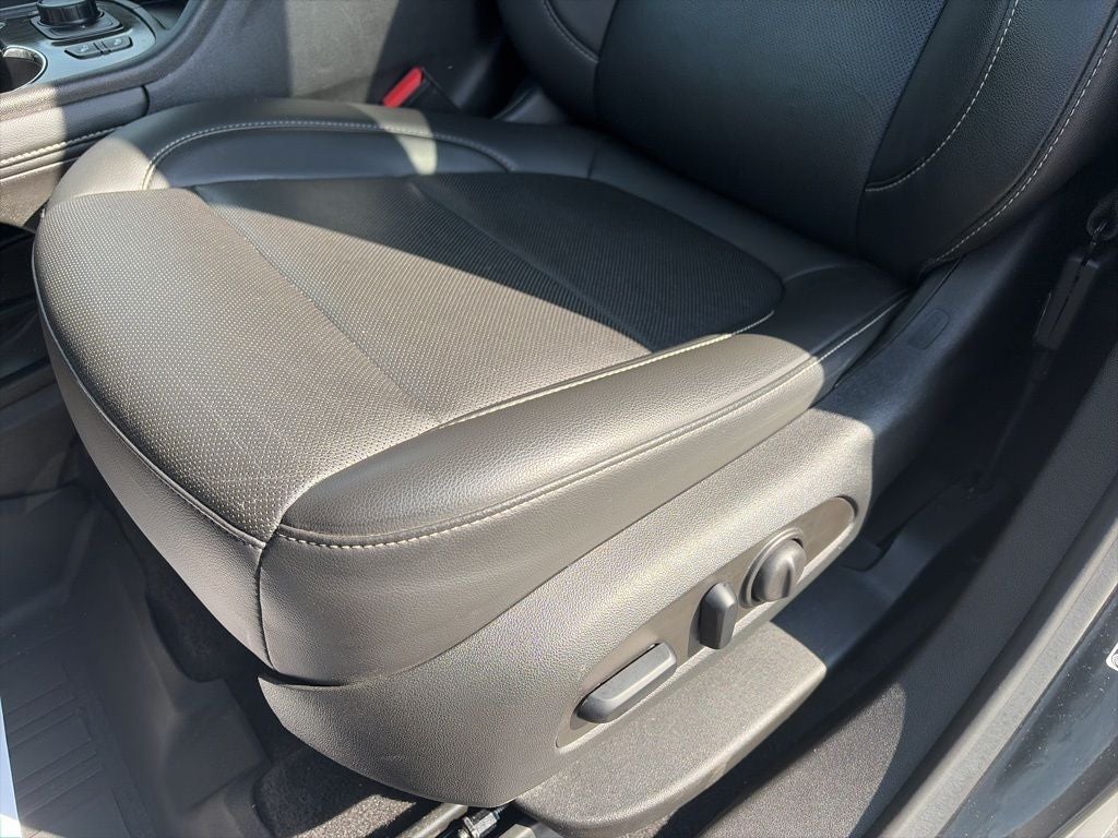 2023 GMC Acadia SLT CLEAN CARFAX LOW MILES!!