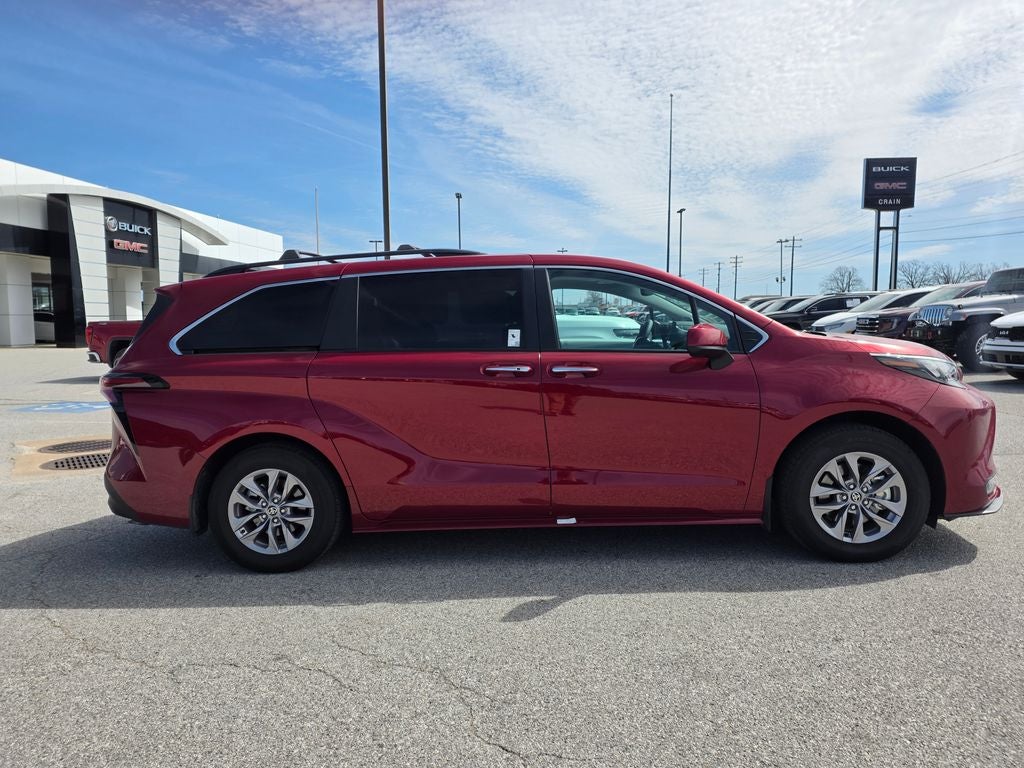 2025 Toyota Sienna XLE 8 Passenger