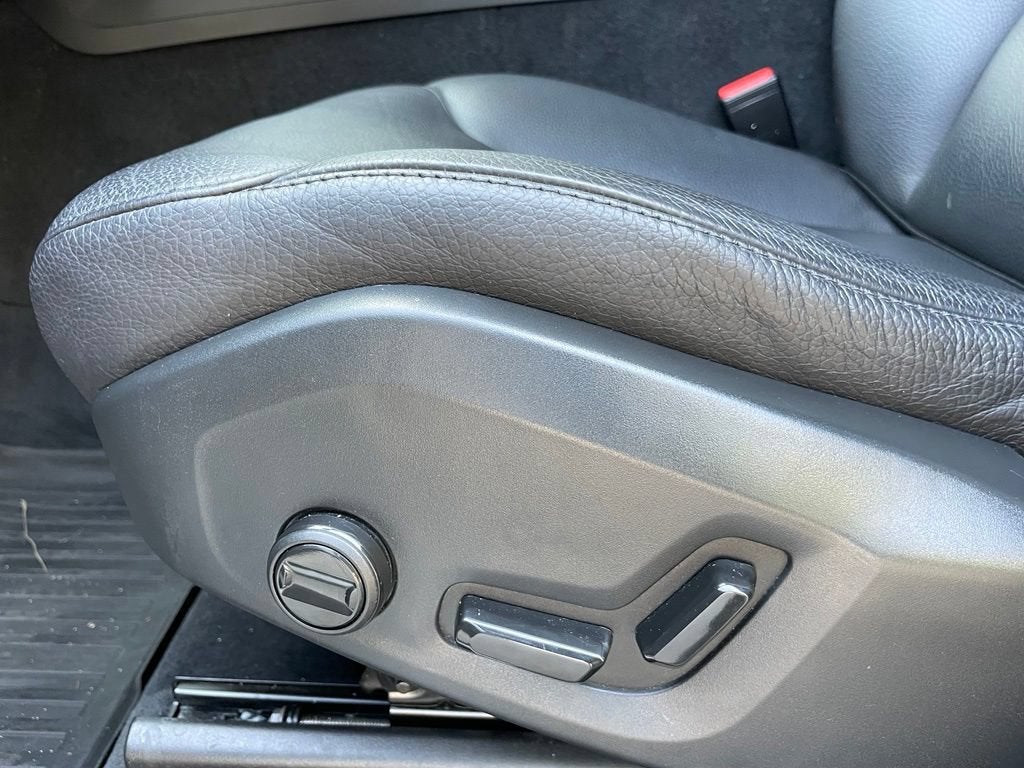 2023 Volvo XC60 Plus Dark Theme