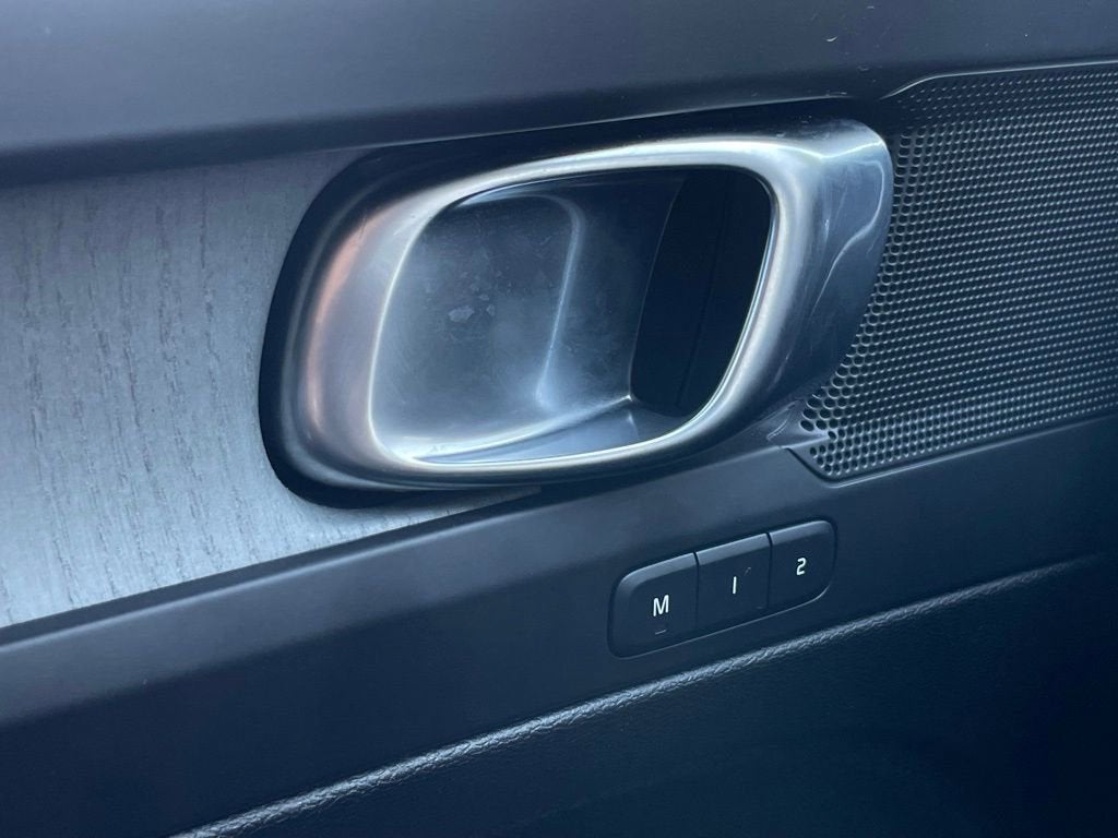 2025 Volvo XC40 Core Bright Theme