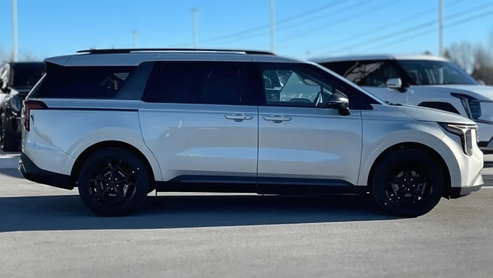 Side View of the 2025 Hyundai Carnival MPV Hybrid