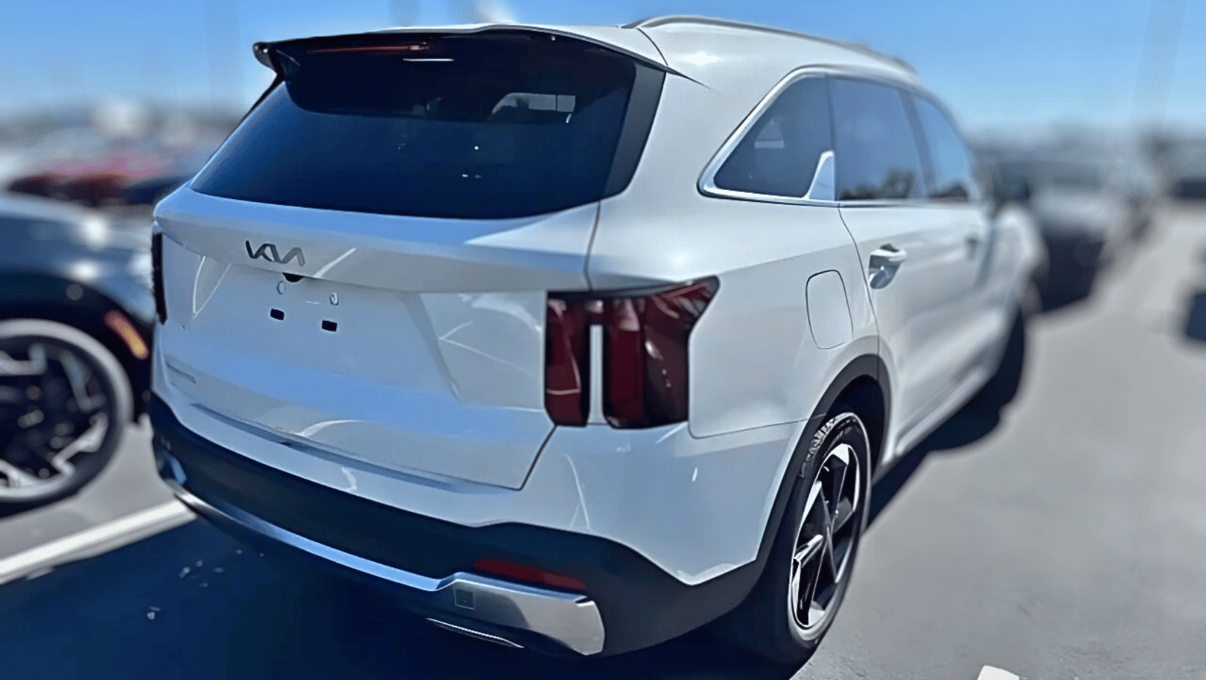 Side View of the 2025 Kia Sorento PHEV